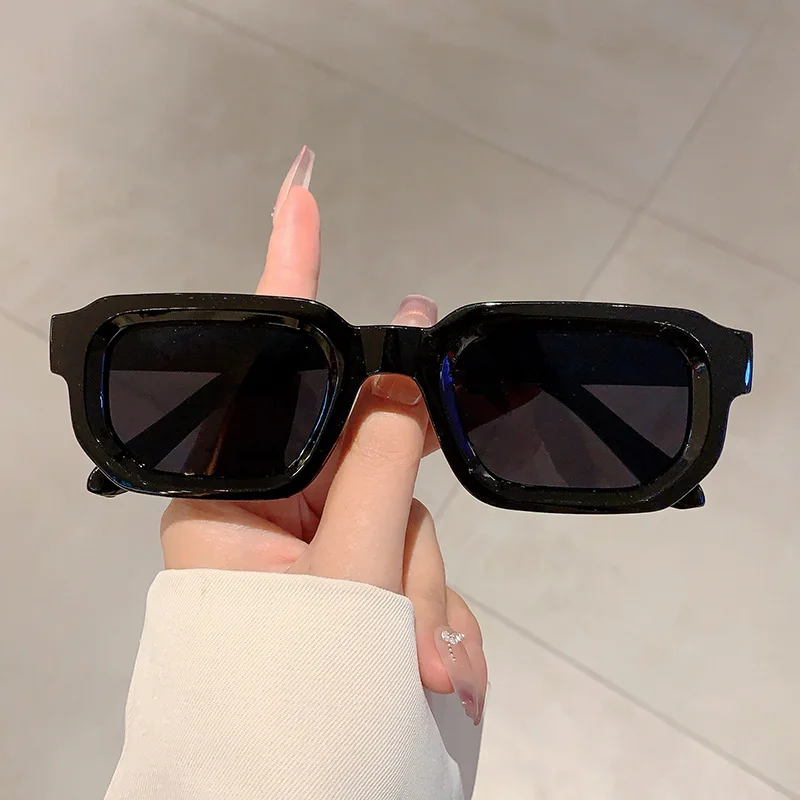 نظارات شمسية بإطار مستطيل كلاس - مراجعة Vintage Fashion Brands وسعره